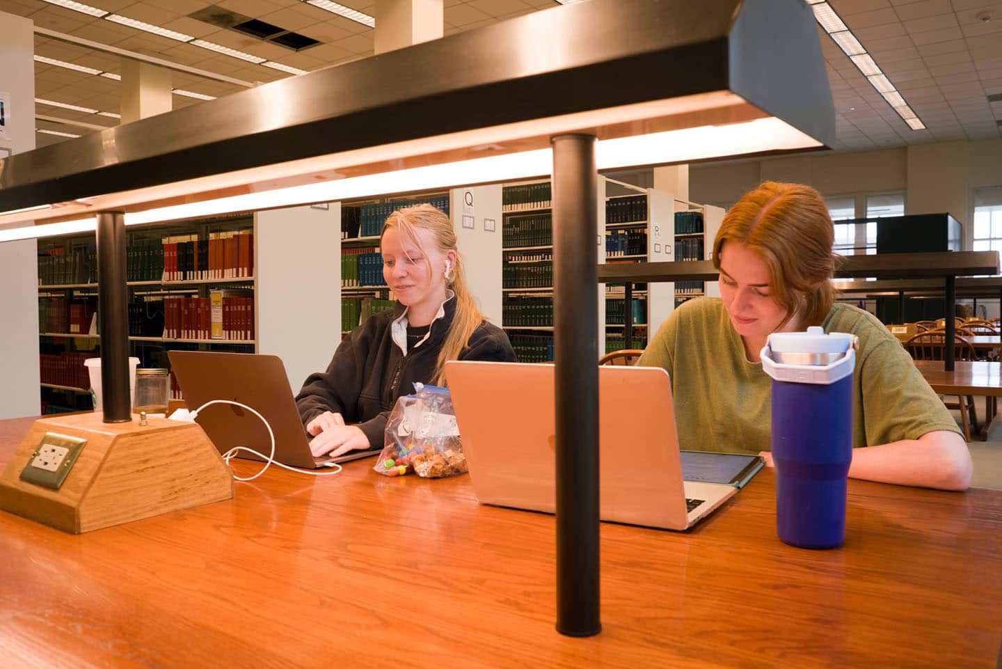 H1-LibraryStudyingATSUstudents1Aug2023-1 - Large